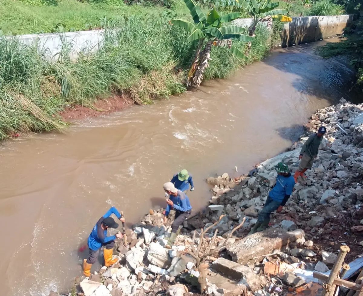 Satgas DPUPR Kota Depok melakukan pengerjaan turap roboh pada Kali Caringin.