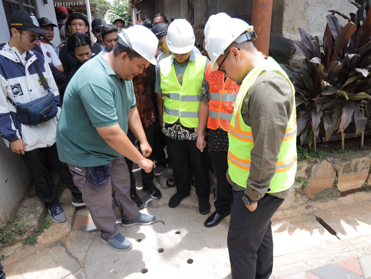 Wakil Wali Kota Tangsel Pilar Saga Ichsan meninjau progres pembangunan infrastruktur saluran air hingga pembangunan jalan dalam menata kawasan kampung kumuh di Kelurahan