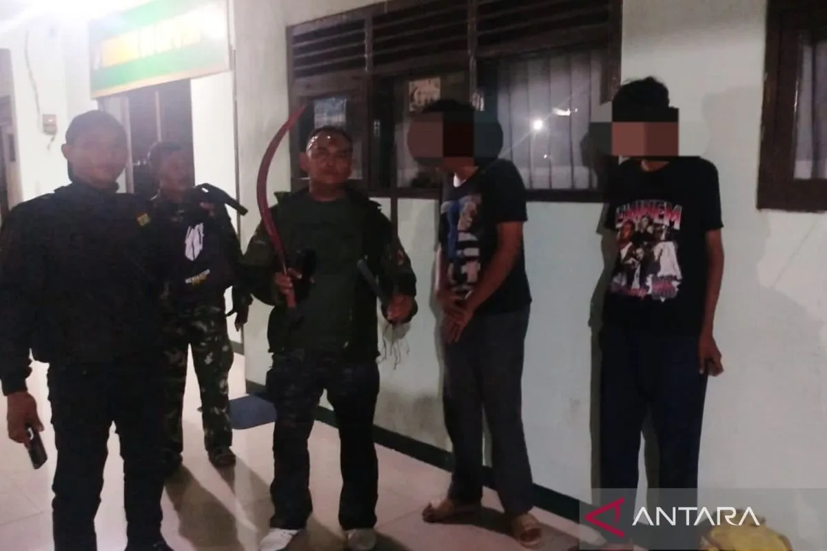 Polisi menangkap dua pelajar bersenjata tajam yang hendak melancarkan aksi tawurannya di Jalan Elang 1 RT 003/001, Kelurahan Sawah, Kecamatan Ciputat, Kota Tangerang Selatan, Jumat (7/11/2025) malam.