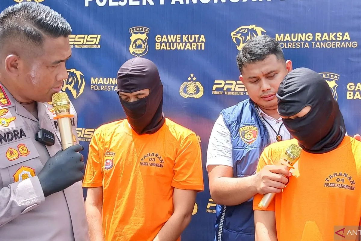 Kapolresta Tangerang Kombes Pol Andi Muhammad Indra Waspada menunjukan tersangka oknum ASN yang terlibat dalam kasus peredaran narkotika. (ANTARA/Azmi Samsul M)