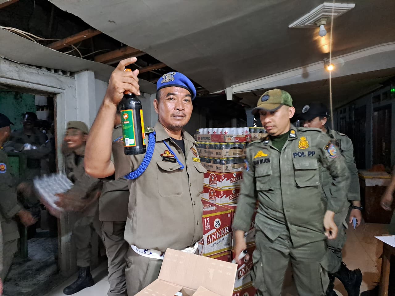 Satpol PP Kota Tangsel amankan ribuan botol miras di Toko Sembako, Kecamatan Pondok Aren, Selasa (11/11). (Dok. Satpol PP Kota Tangsel)