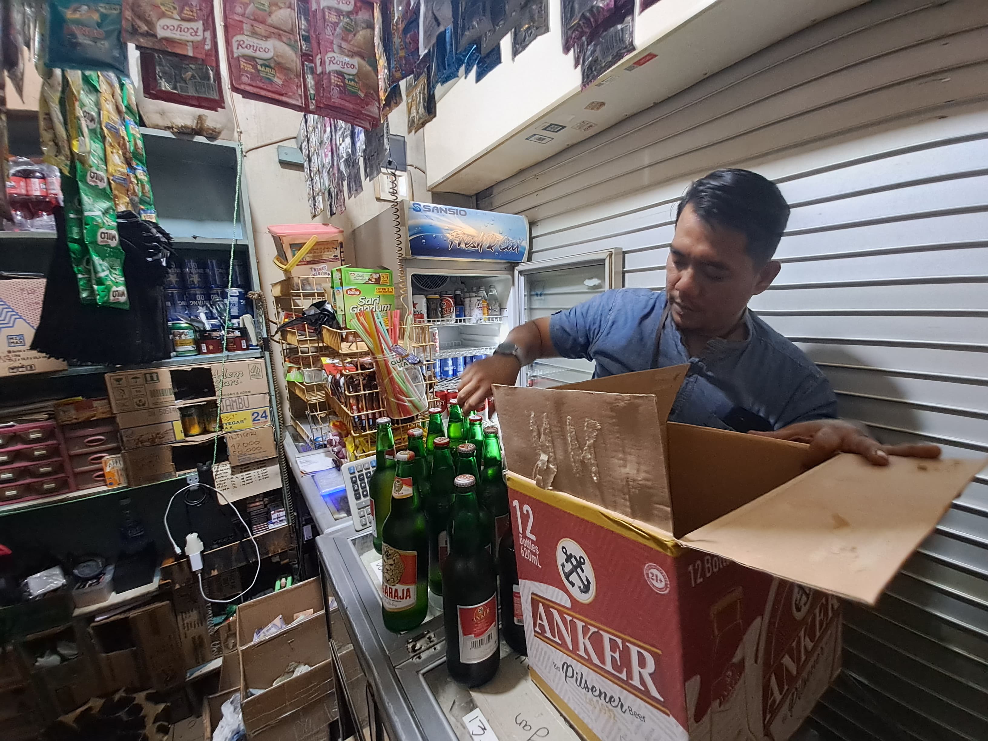 Satpol PP Kota Tangsel amankan ribuan botol miras di Toko Sembako, Kecamatan Pondok Aren, Selasa (11/11). (Dok. Satpol PP Kota Tangsel)