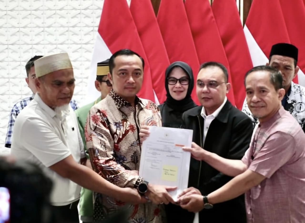 Abdul Muis, guru SMAN 1 Luwu Utara yang diberhentikan tidak dengan hormat, mengatakan penerbitan SK Rehabilitasi Presiden tidak lepas dari peran Wakil Ketua DPR RI Dasco.
