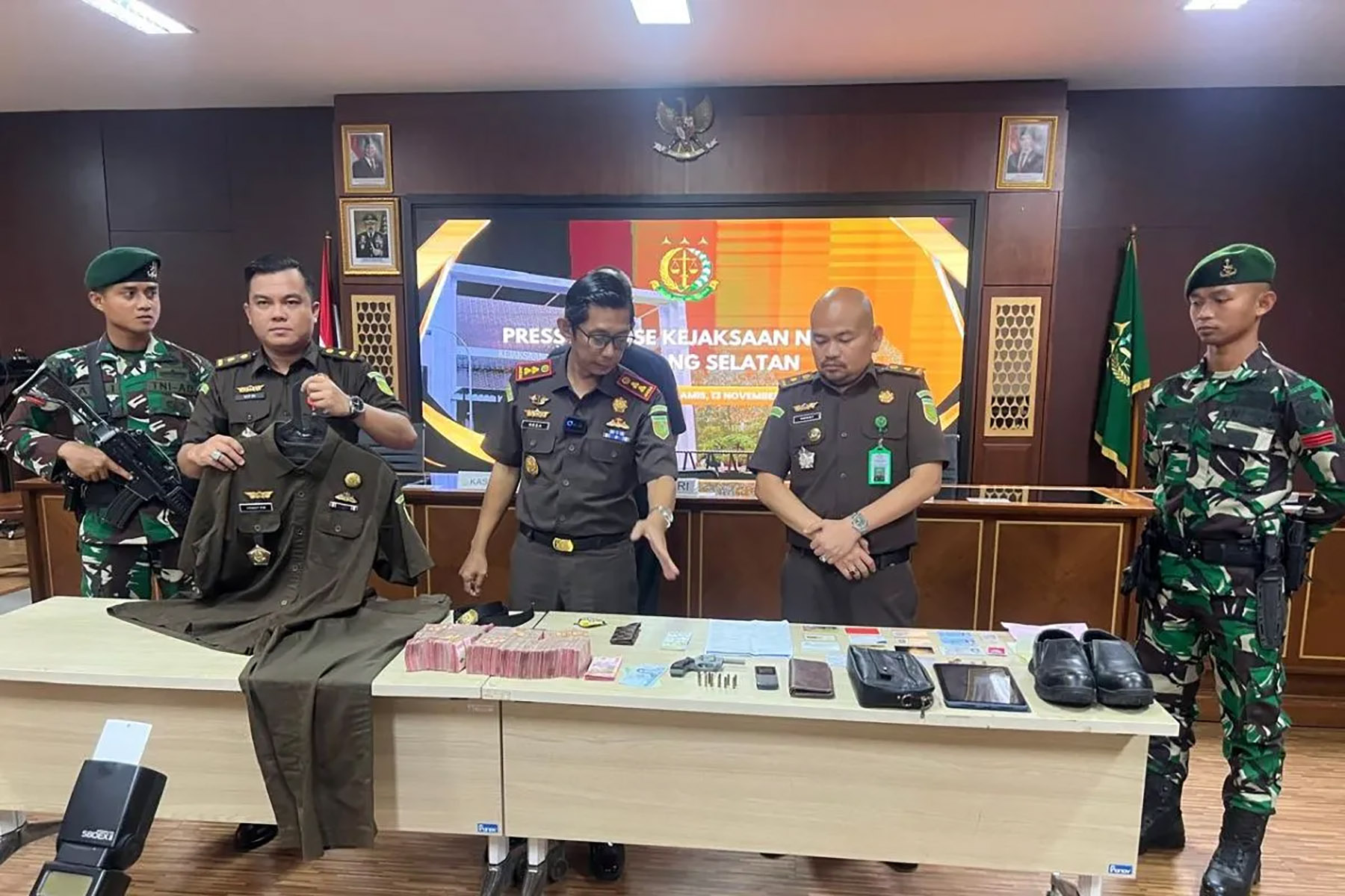 Kepala Kejaksaan Negeri (Kajari) Tangsel, Apreza Darul Putra menunjukkan sejumlah barang bukti hasil ungkap kasus penipuan jaksa gadungan (ANTARA/HO-Kejari Tangsel)