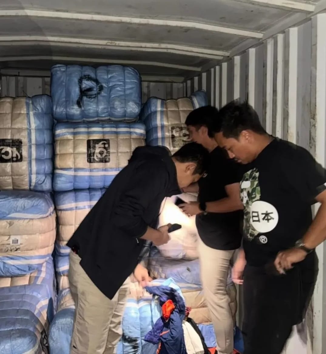 Operasi penegakan hukum di Duren Sawit, Jakarta Timur, berhasil ungkap peredaran pakaian bekas impor ilegal. (Dok. IST)