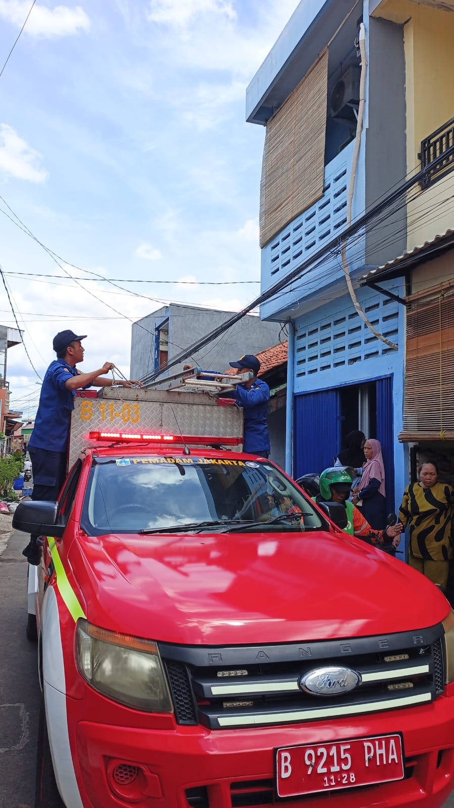 Dinas Penanggulangan Kebakaran dan Penyelamatan DKI Jakarta menanggapi laporan warga tentang kunci yang tertinggal di dalam rumah. (Dok. Gulkarmat)