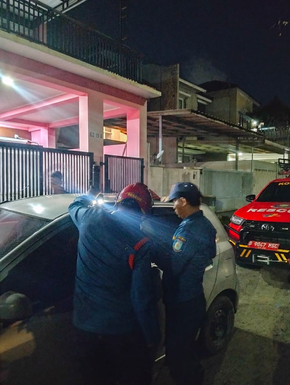 Evakuasi Kunci mobi tertinggal di kendaraan, Minggu (18/11).