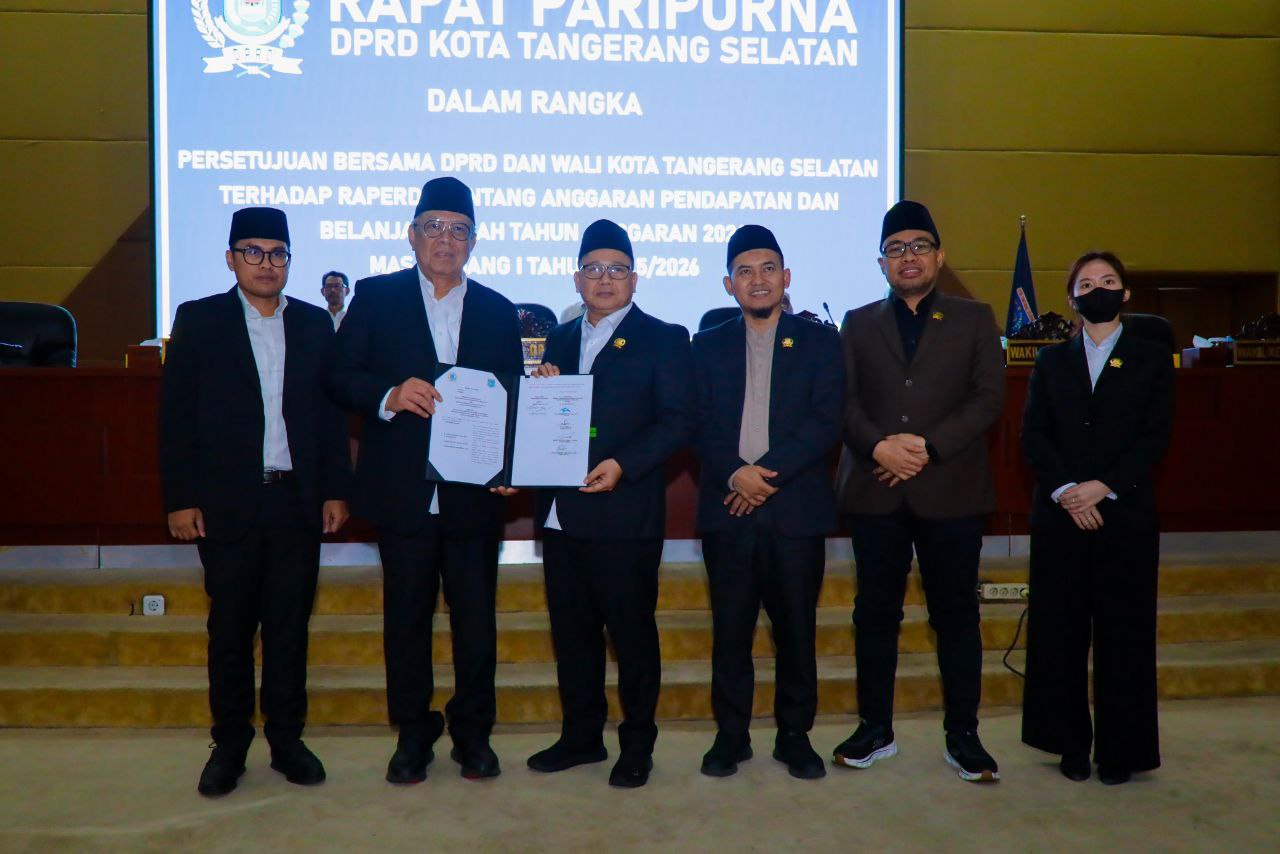 Pemkot Tangsel dan DPRD Tangsel menyetujui dua rancangan peraturan daerah (Raperda), di DPRD Kota Tangsel, Setu, Rabu (20/11).