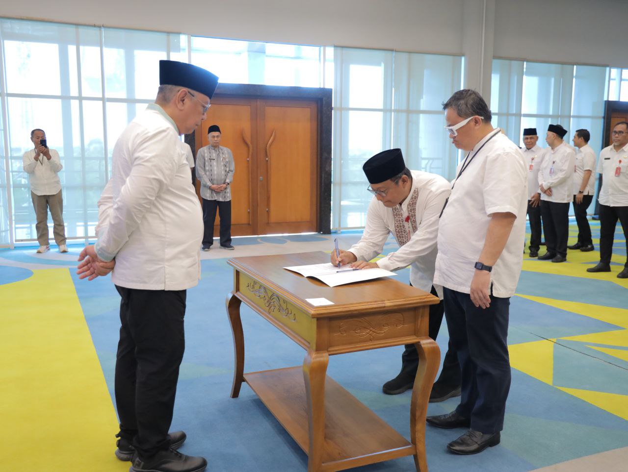 Wali Kota Tangsel Benyamin Davnie melakukan mutasi jabatan terhadap puluhan pegawainya.