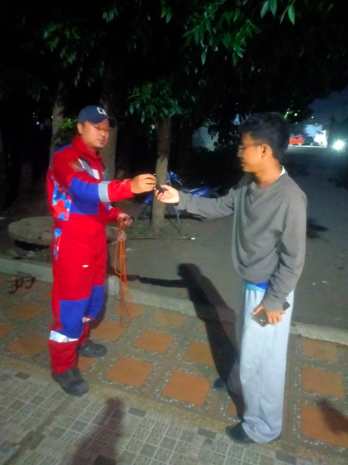 Petugas menyerahkan kunci setelah masuk sumur resapan. (Dok. Damkar Tangsel)