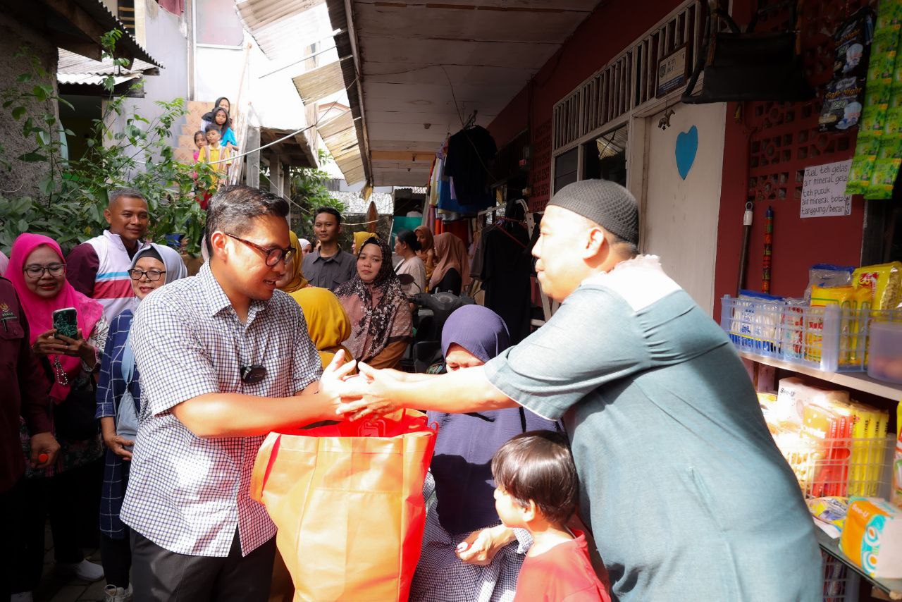 Wakil Wali Kota Tangsel Pilar Saga Ichsan menyerahkan bantuan Sembako dari Provinsi Banten di Kecamatan Ciputat, Selasa (25/11). (Dok. Humas Pemkot Tangsel)