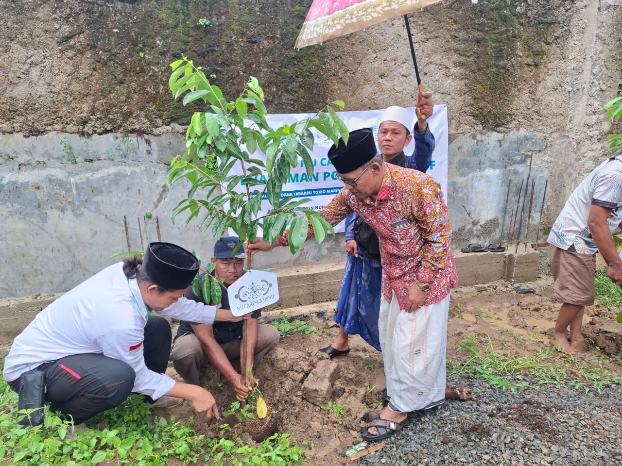Sebanyak 1.600 bibit pohon produktif akan ditanam di sejumlah wilayah pesantren di Provinsi Banten, Jawa Barat, hingga Kepulauan Riau.