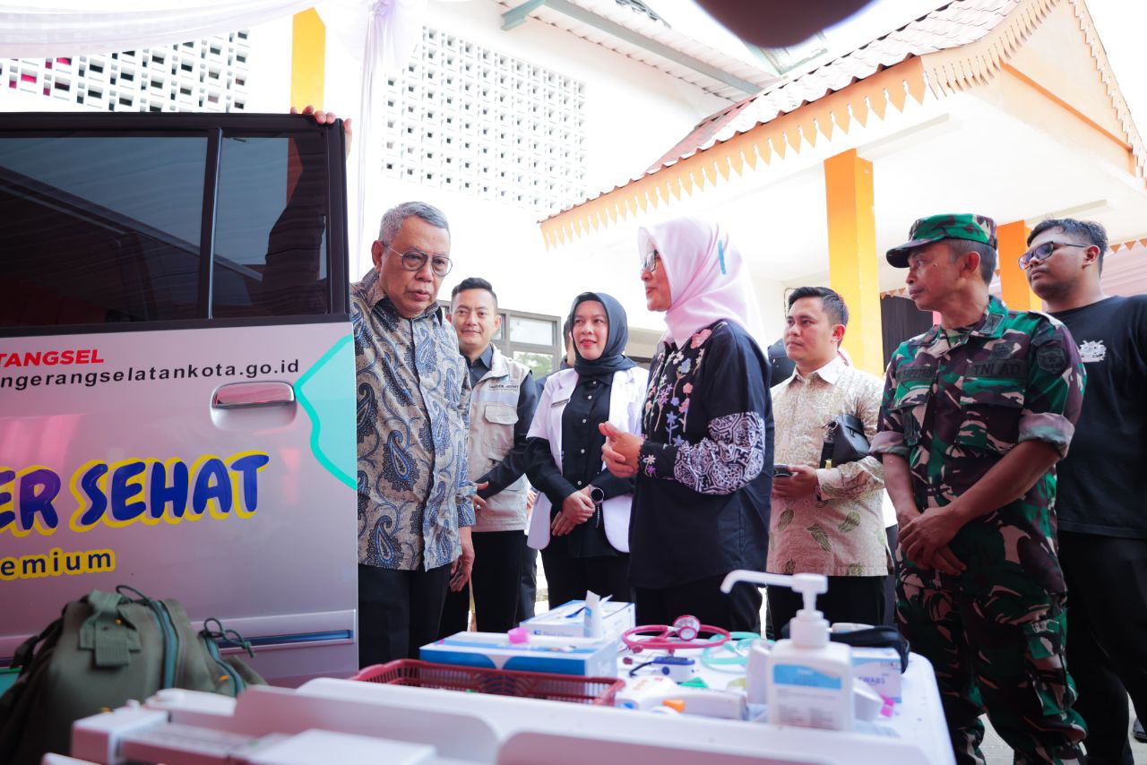 Wali Kota Tangerang Selatan (Tangsel) Benyamin Davnie meresmikan program layanan kesehatan Ngider Sehat Premium di Pondok Aren, Kamis, (27/11). (Dok. Humas Pemkot Tangsel)