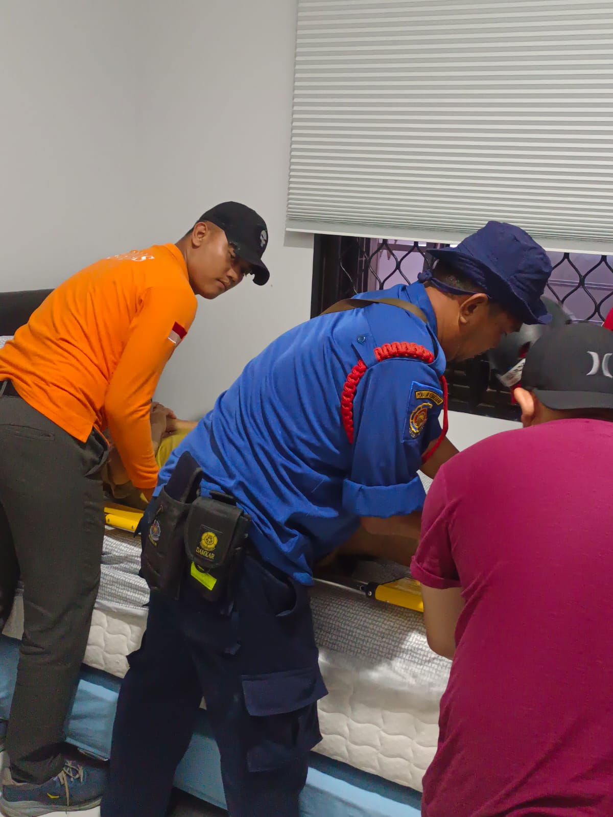 Dinas Pemadam Kebakaran dan Penyelamatan Kota Tangsel melakukan evakuasi pasien stroke dengan cepat dan aman. (Dok. Damkar Tangsel)