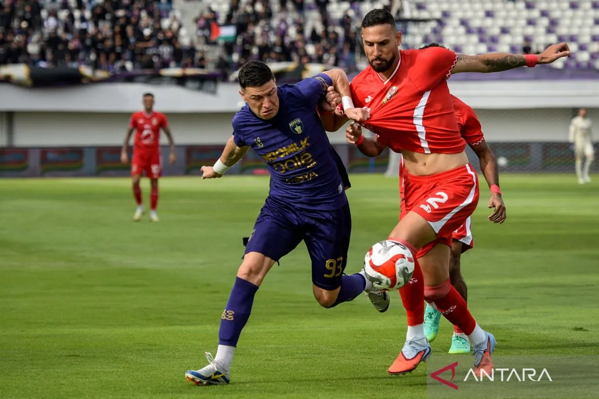 Pesepak bola Persita Tangerang Andrejic Aleksa (kiri) berebut bola dengan pesepak bola Malut United Nilson Barbosa (kanan) pada pertandingan BRI Super League di Stadion Indomilk Arena
