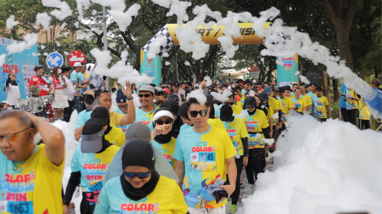 Ribuan peserta mengikuti Tangsel Color and Bubble Run kawasan BSD, Serpong, kemarin (7/12).