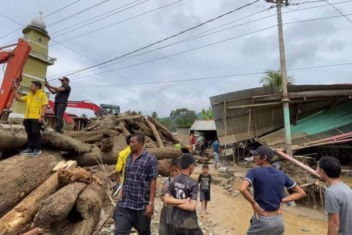 Banjir bandang di Kabupaten Aceh Tenggara, Provinsi Aceh, pada Senin malam (13/11) merusak sejumlah infrastruktur dan menyebabkan seorang balita tewas. (BPBD Kabupaten Aceh Tenggara)