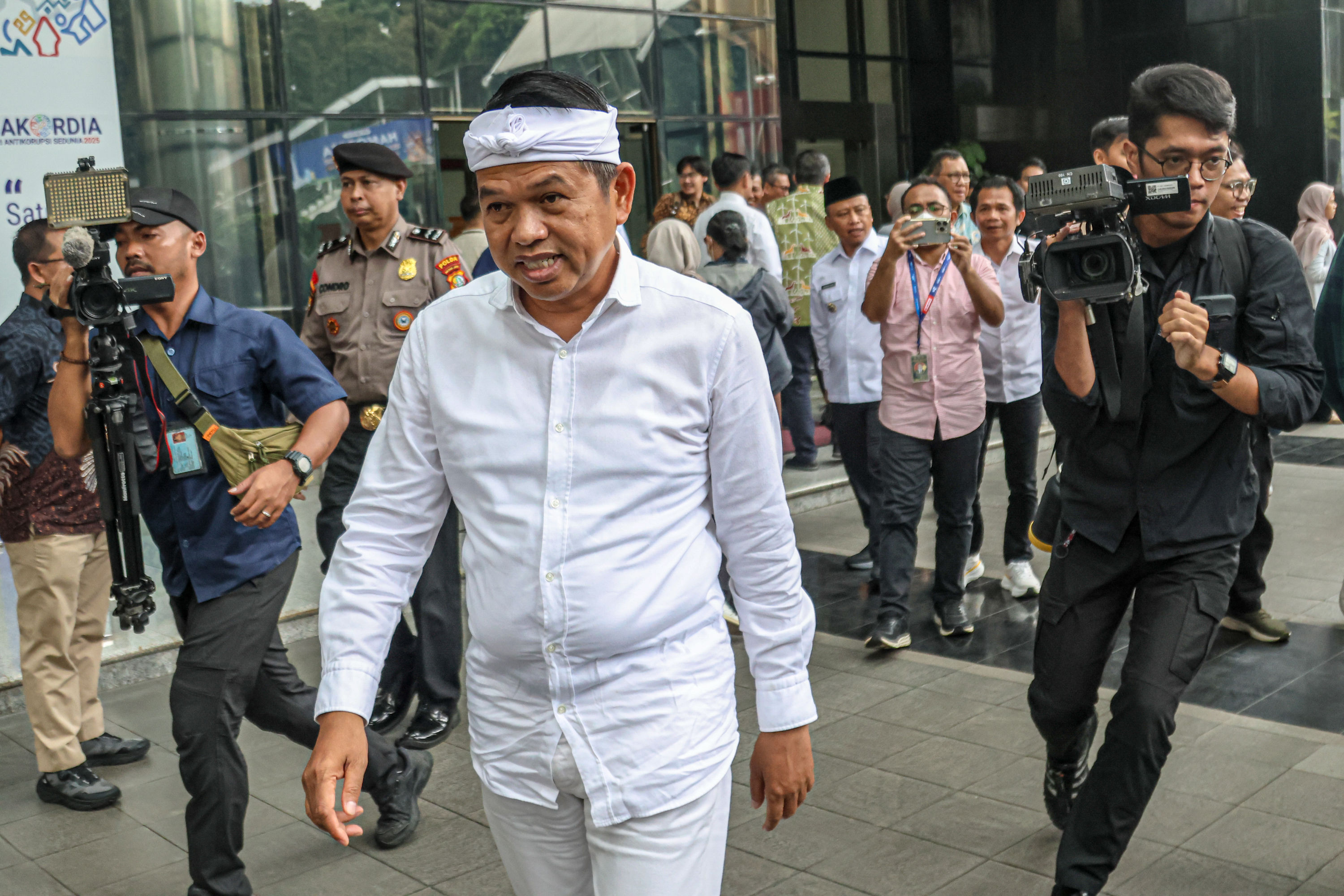 Gubernur Jawa Barat Dedi Mulyadi (tengah) keluar dari Gedung Merah Putih KPK, Jakarta. (Dok. JawaPos)