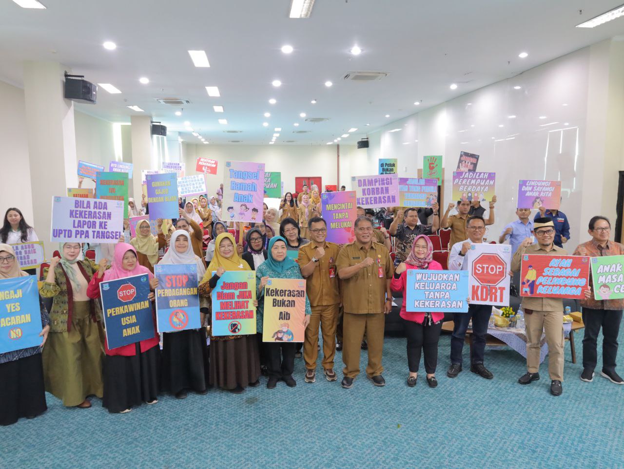Dokumentasi Peringatan Hari Anti Kekerasan terhadap Perempuan di Gedung Galeri Koperasi dan UKM Kota Tangsel, Serpong, Senin (8/12).