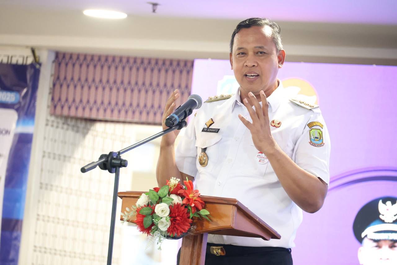 Wali Kota Bekasi Tri Adhianto banyak dikritik soal perjalanan ke luar negeri setelah adanya penundaan perjalanan keluar negeri dari Kemendagri.
