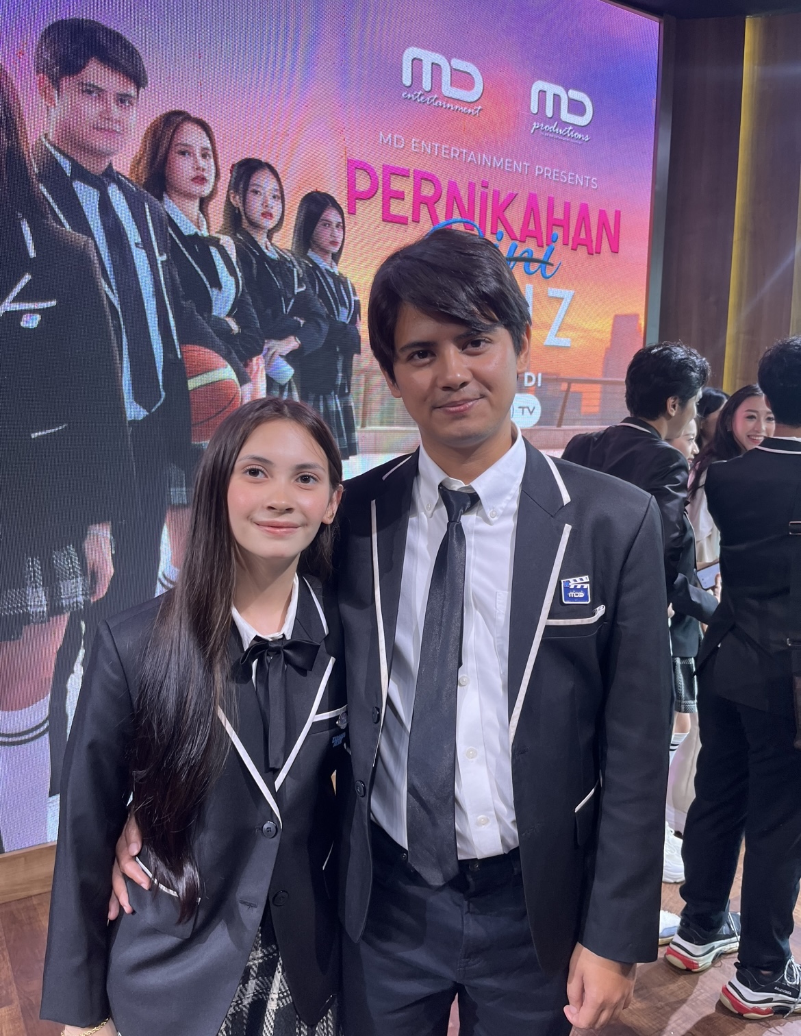 Dua pemeran utama serial Pernikahan Dini Gen Z, Richelle Skornicki dan Aliando Syarief. (Shafa Nadia/Jawa Pos)