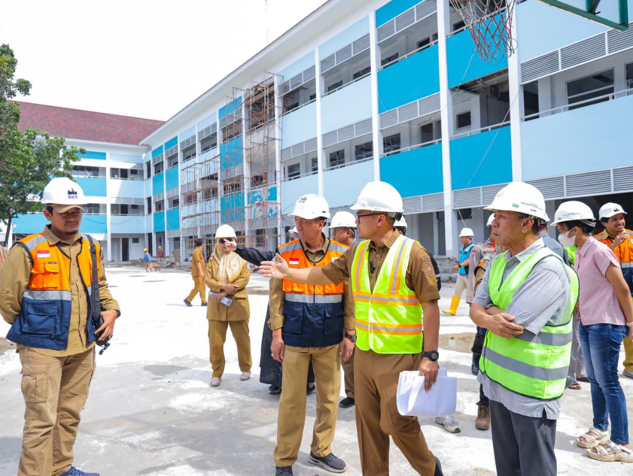 Wakil Wali Kota Tangsel Pilar Saga Ichsan meninjau proses pembangunan SMP Negeri 18 Tangsel, Senin (15/12).