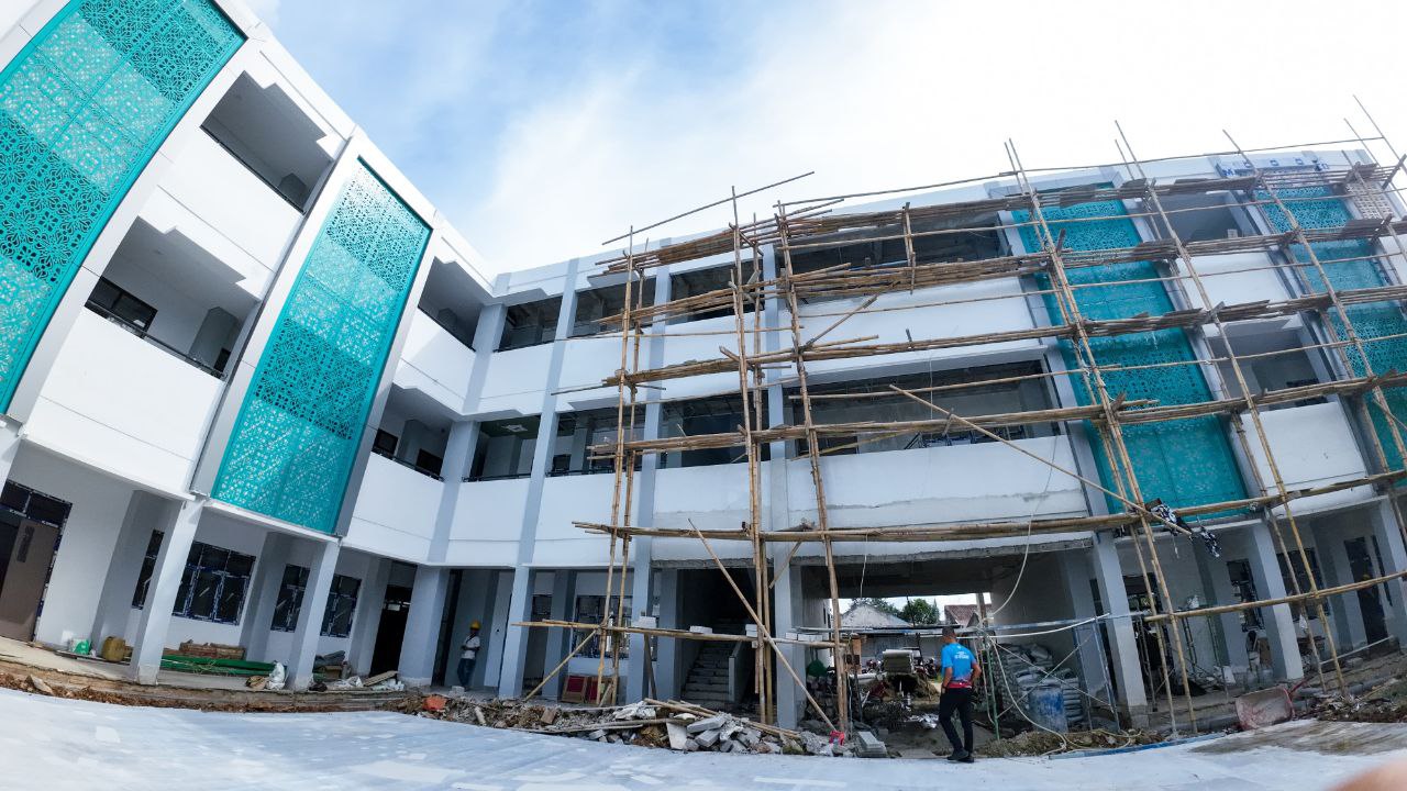 Pembangunan SMP Negeri 20 Kota Tangsel, Senin (15/12).
