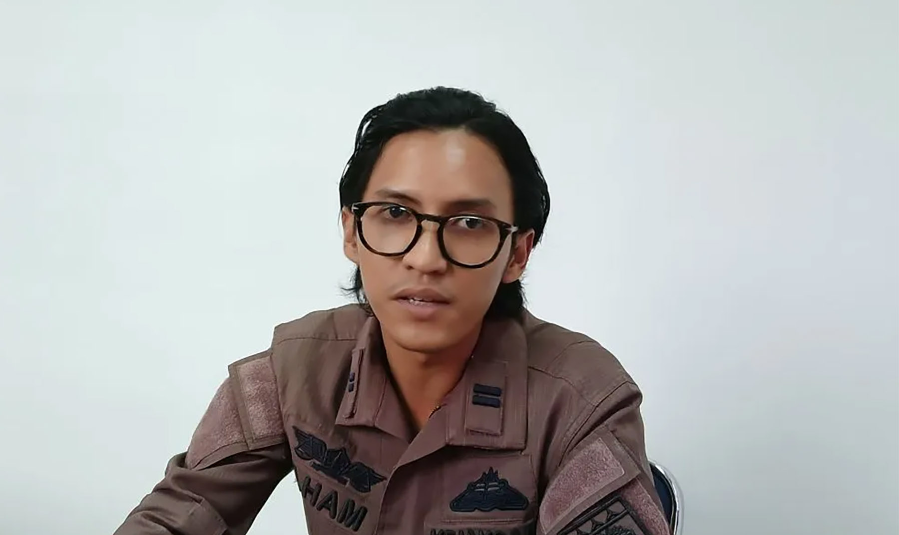 Kasubsi II Bidang Intelijen Kejari Kabupaten Tangerang Ilham Mauludy menyampaikan keterangan pers dalam menanggapi isu OTT Jaksa di Banten. (ANTARA/Azmi Samsul M)