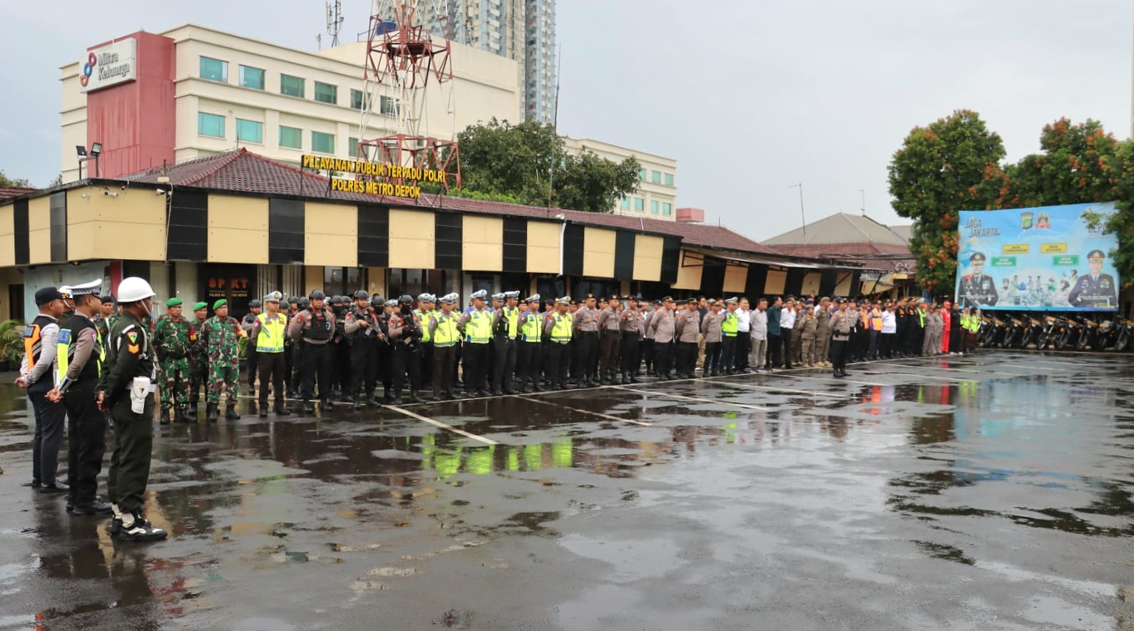 Amankan Nataru: Apel pasukan gabungan digelar di Mapolrestro Depok.