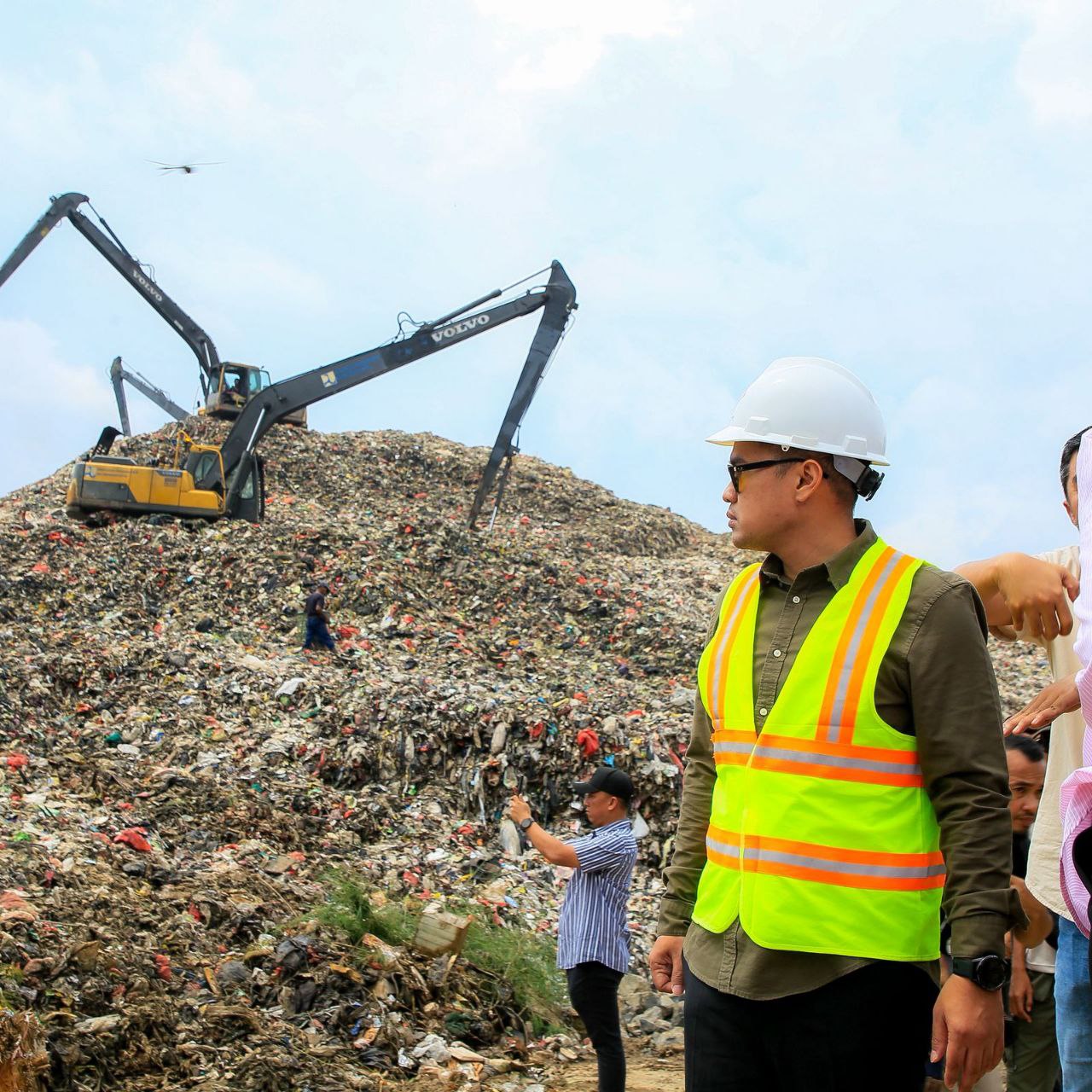 Wakil Wali Kota Tangsel Pilar Saga Ichsan mendampingi kunjungan supervisi dan peninjauan lapangan Kementerian Lingkungan Hidup (KLH) di TPA Cipeucang, Kecamatan S