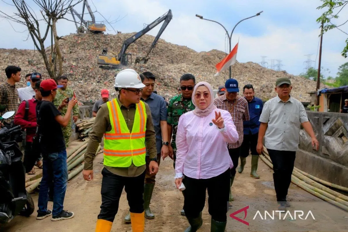 Pelaksana tugas Deputi Bidang Pengelolaan Sampah, Limbah, dan Bahan Berbahaya dan Beracun Kementerian Lingkungan Hidup/Badan Pengendalian Lingkungan Hidup, Hanifah Dwi Nirwana meninjau TPA Cipeucang.