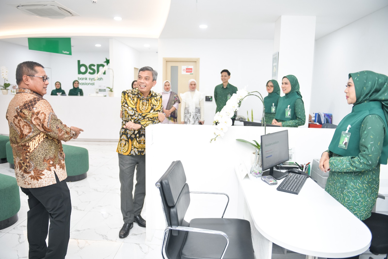 Direktur Utama PT Bank Syariah Nasional Alex Sofjan Noor (tengah) didampingi Direktur Network & Retail Funding BSN Ari Kurniaman (kiri), SEVP BSN Maqin U. Norhadi dan Kepala Cabang BSN Jakarta.
