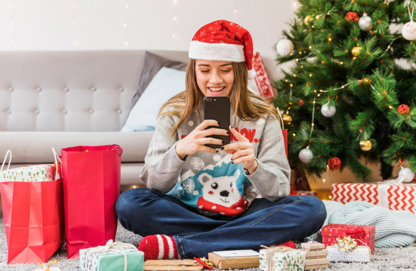 Ilustrasi seseorang yang mendapatkan ucapan Natal (Dok. Freepik)