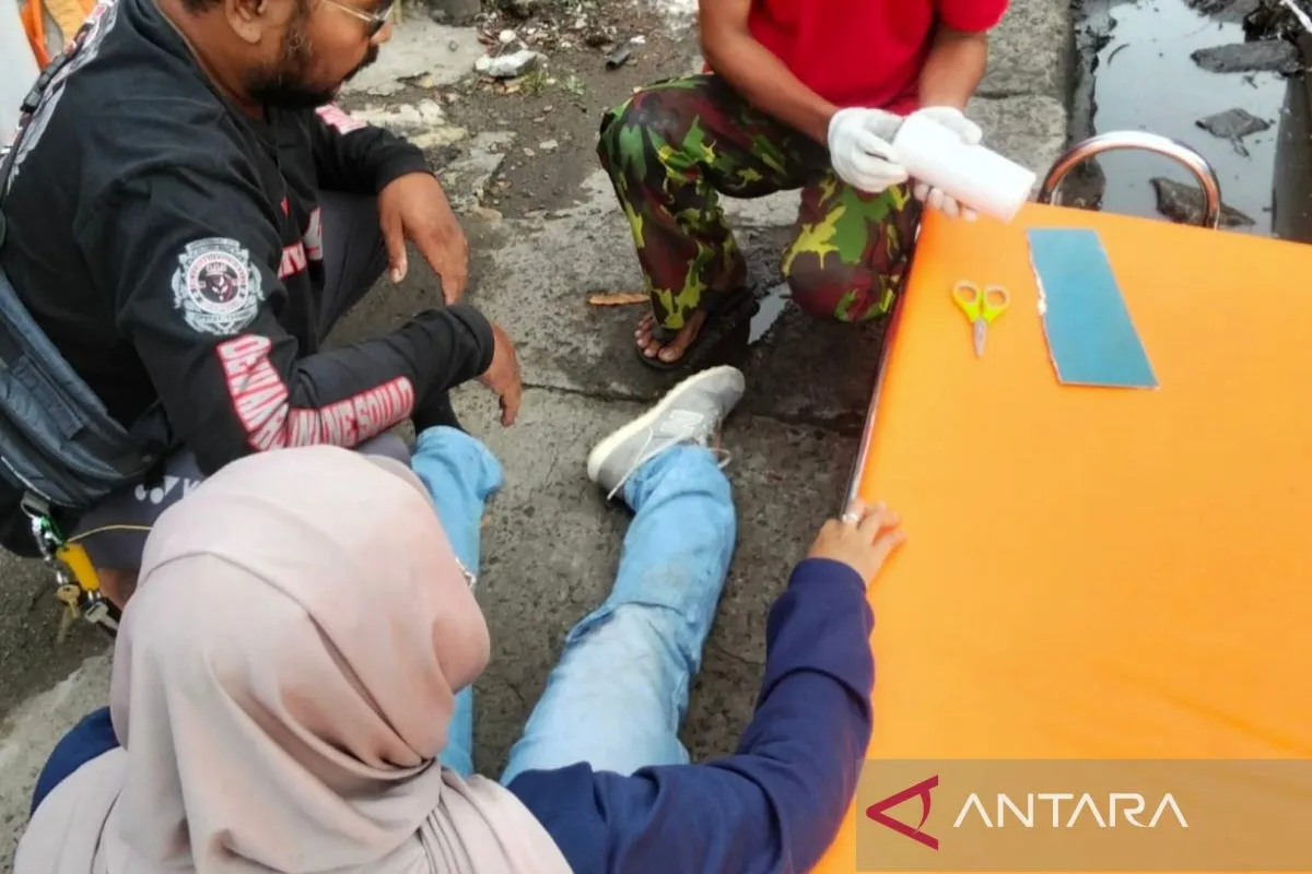 Korban berinisial DM dibantu warga saat mengalami kecelakaan di Jalan Ir. H Juanda, Ciputat Timur, Tangerang Selatan, pada Senin (29/12/2025). ANTARA/HO-Polsek Ciputat Timur