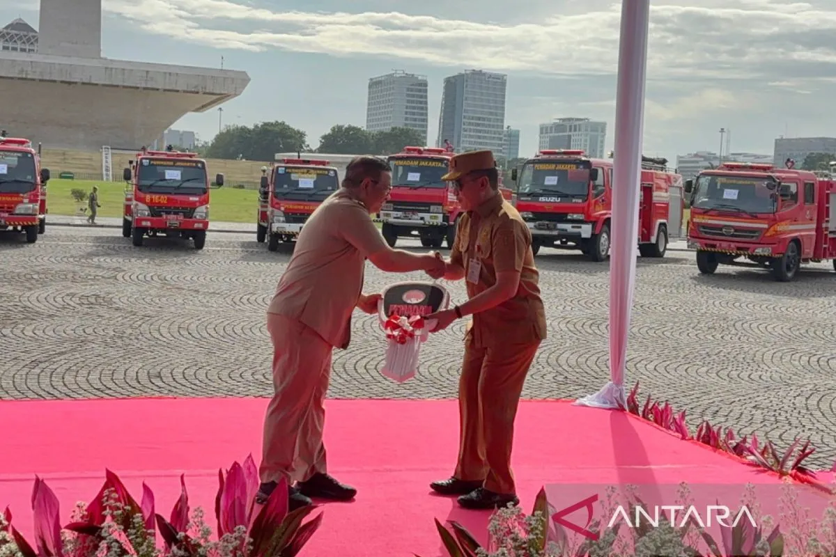 Gubernur DKI Jakarta Pramono Anung Wibowo menyerahkan hibah unit mobil pemadam kebakaran di Monas, Jakarta Pusat, Senin (29/12/2025). ANTARA/Lifia Mawaddah Putri.