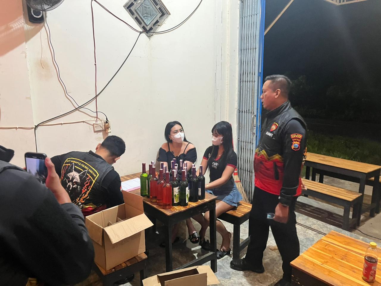 Unit Turjawali Satsamapta Polres Gresik berhasil menindak peredaran miras berkedok warung kopi. Total ada 36 botol miras yang disita petugas.