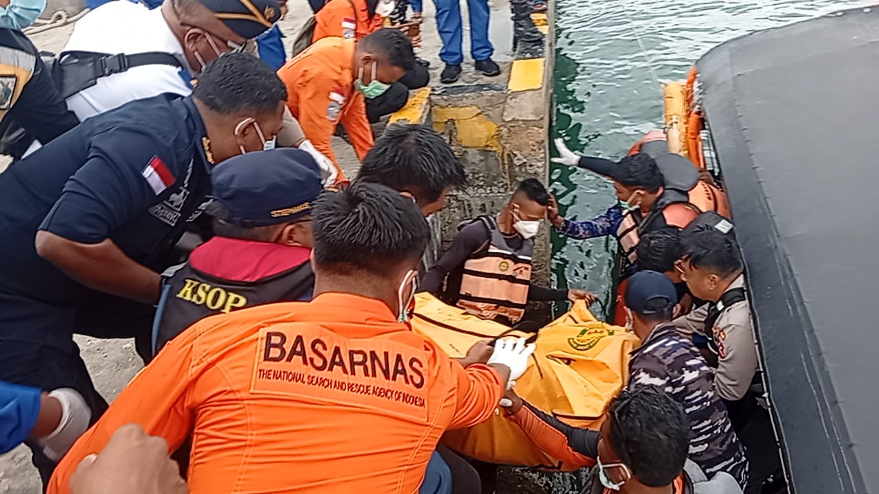 Proses penemuan jenazah. (Dok. Basarnas)