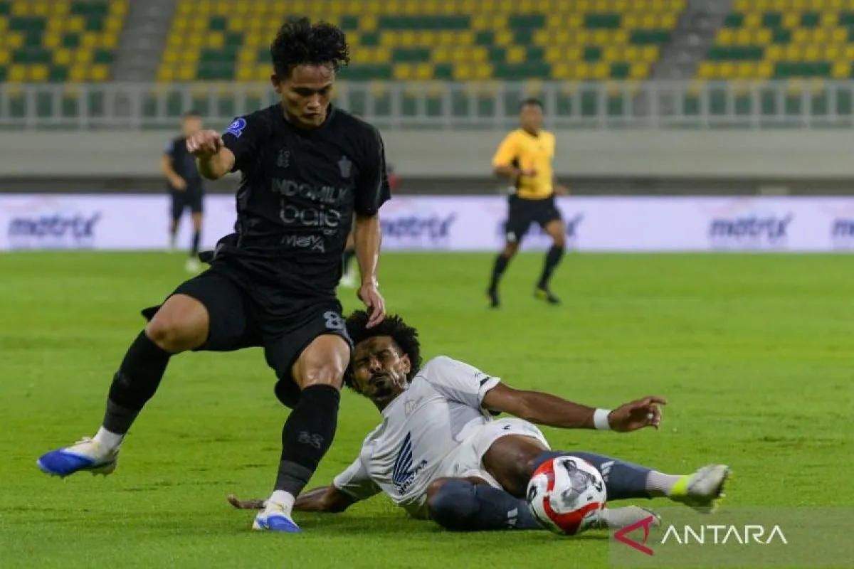 Pesepak bola Persita Tangerang Hokky Caraka Bintang Brilliant (kiri) berebut bola dengan pesepak bola PSM Makassar Aloisio Soares Neto (kanan) pada pertandingan BRI Super League di stadion Banten.