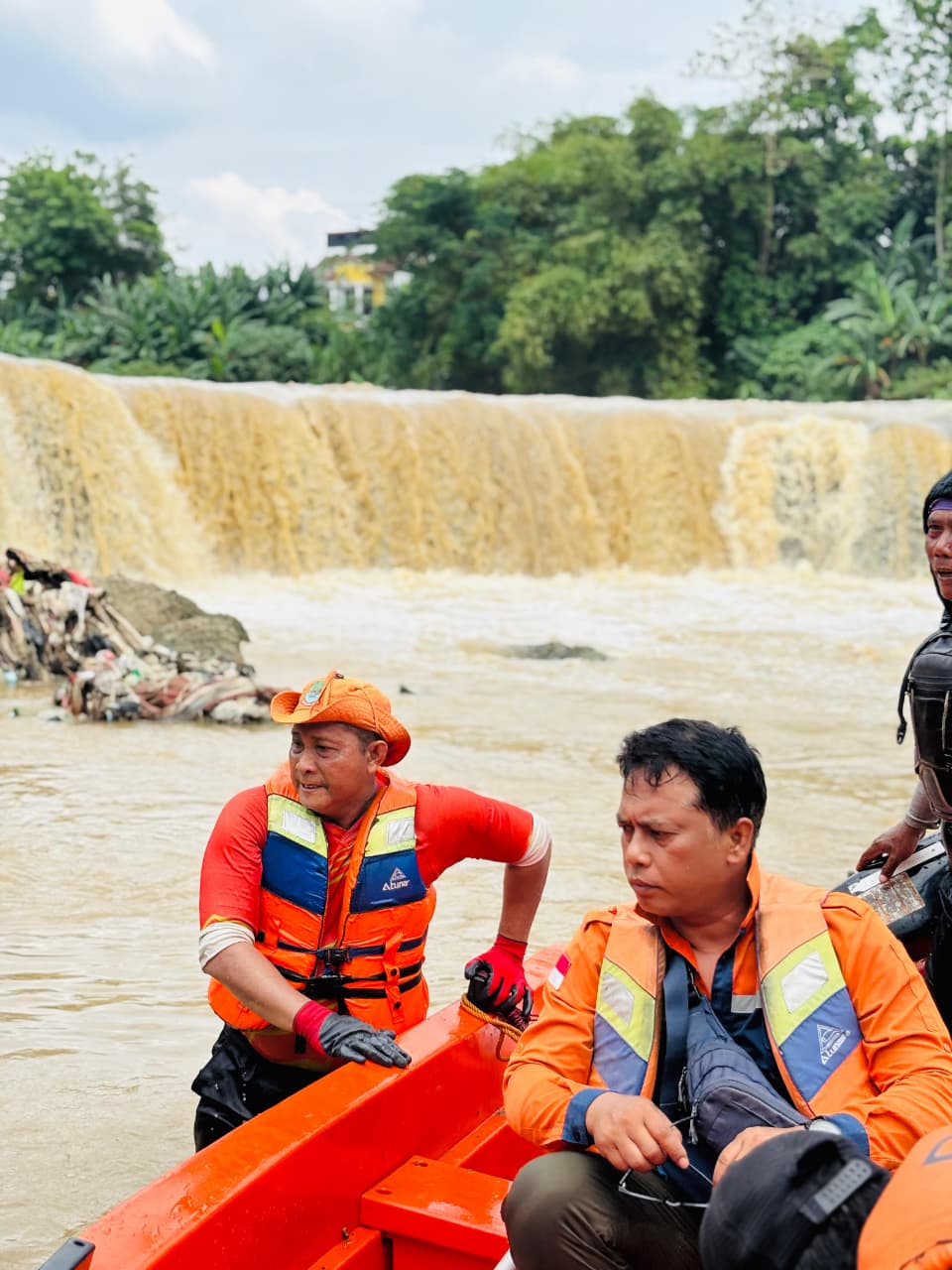 Telusuri aliran sungai: Anggota DLH Kota Bekasi dan KP2C melakukan penelusuran di sungai Bekasi untuk mencari tahu sumber pencemaran.