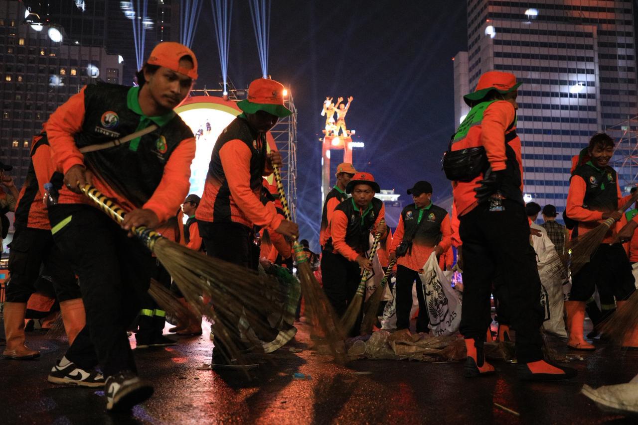 Perayaan Tahun Baru 2026 di Jakarta berlangsung lebih sederhana dengan penanganan sampah yang lebih baik.