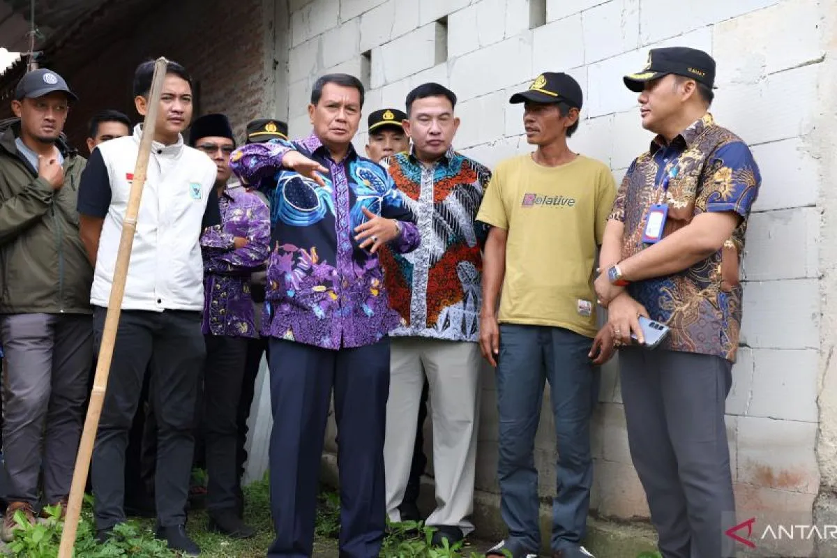 Bupati Tangerang Moch Maesyal Rasyid meninjau lokasi bencana longsor yang berdampak tefhadap enam rumah warga di Kampung Salapajang, Desa Carenang, Kecamatan Cisoka. ANTARA/HO-Humas Pemkab Tangerang