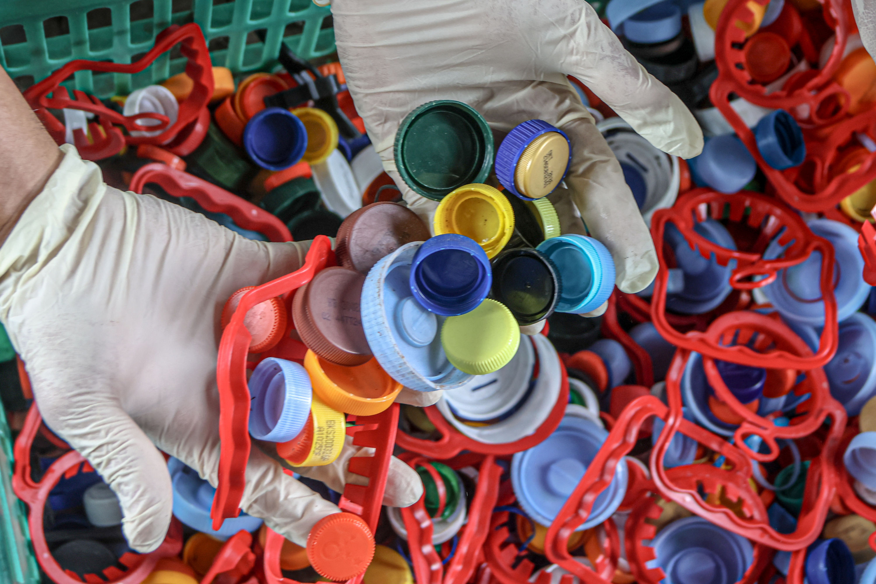 Pekerja memilah sampah untuk dijadikan produk daur ulang di Kertabumi Recyclinhg Center, Tangerang Selatan, Kamis (08/01/2026). Di tempat tersebut pengolahan sampah kertas, kain, hingga plastik & impraboard hingga 660 kilogram  yang menghasilkan produ
