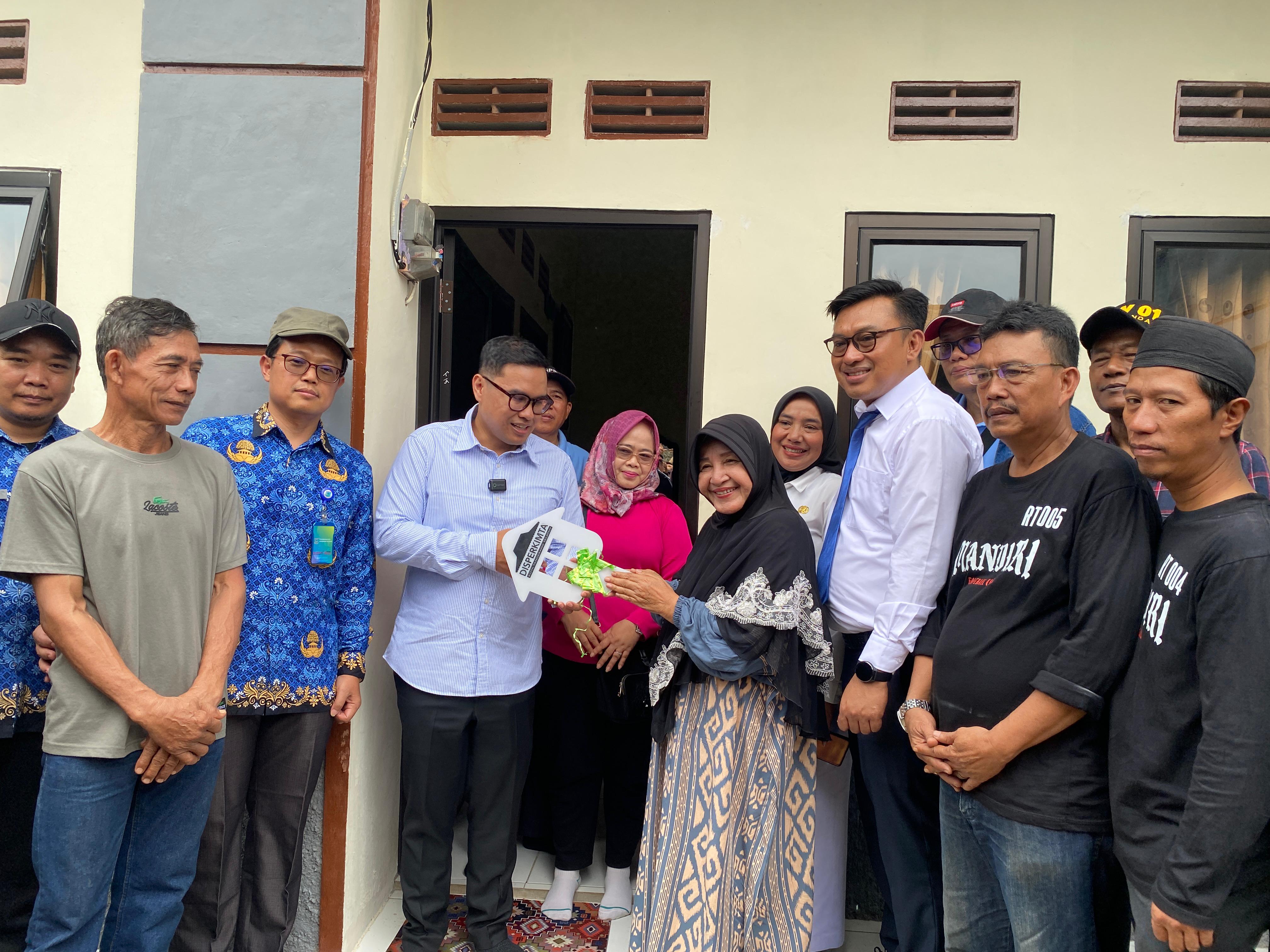 Penyerahan program bedah rumah 2025.
