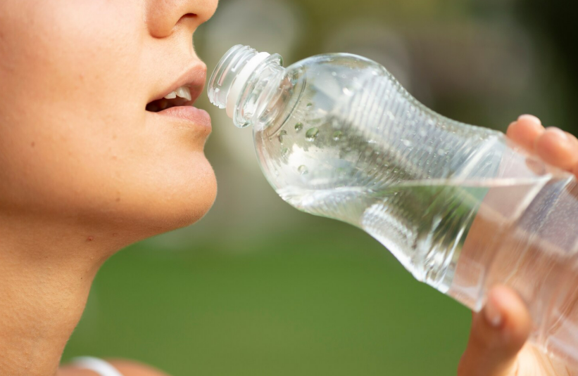 Ilustrasi orang minum air (Dok. Freepik)