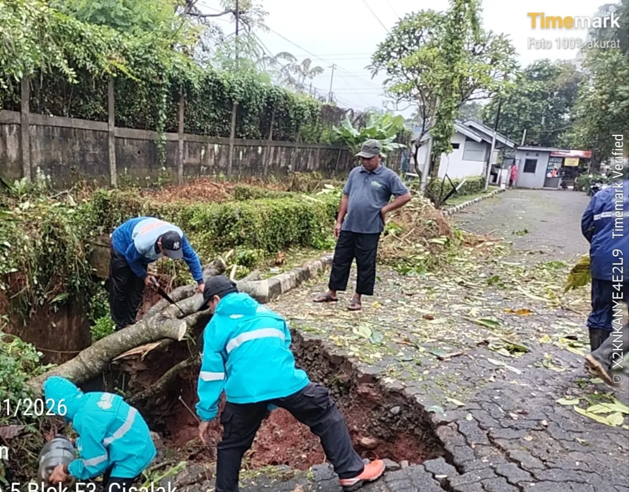 Satgas DPUPR Kota Depok menangani longsor di kawasan Permata Puri 1, Kelurahan Cisalak Pasar, Kecamatan Cimanggis. (DPUPR Kota Depok)