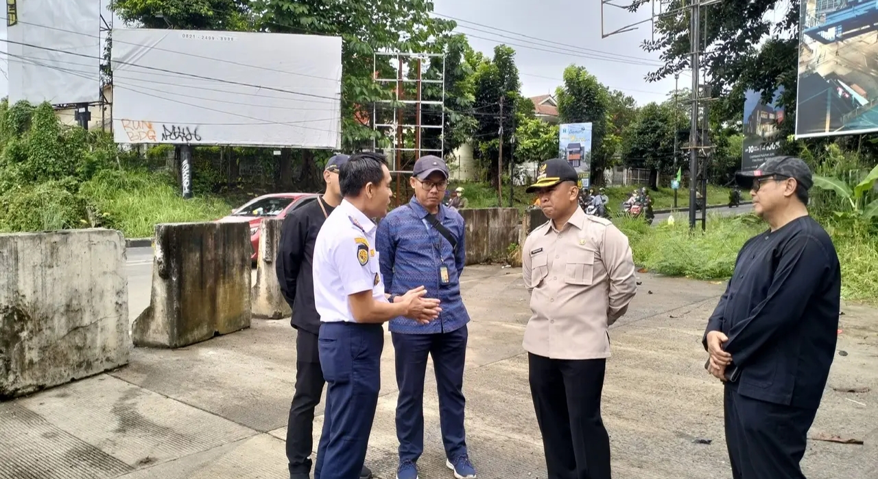 Wali Kota Depok Supian Syur meninjau lokasi halte TransJabodetabek D41 rute Sawangan-Lebak Bulus, Kamis (14/1). (Dok.&nbsp;Pemkot Depok)