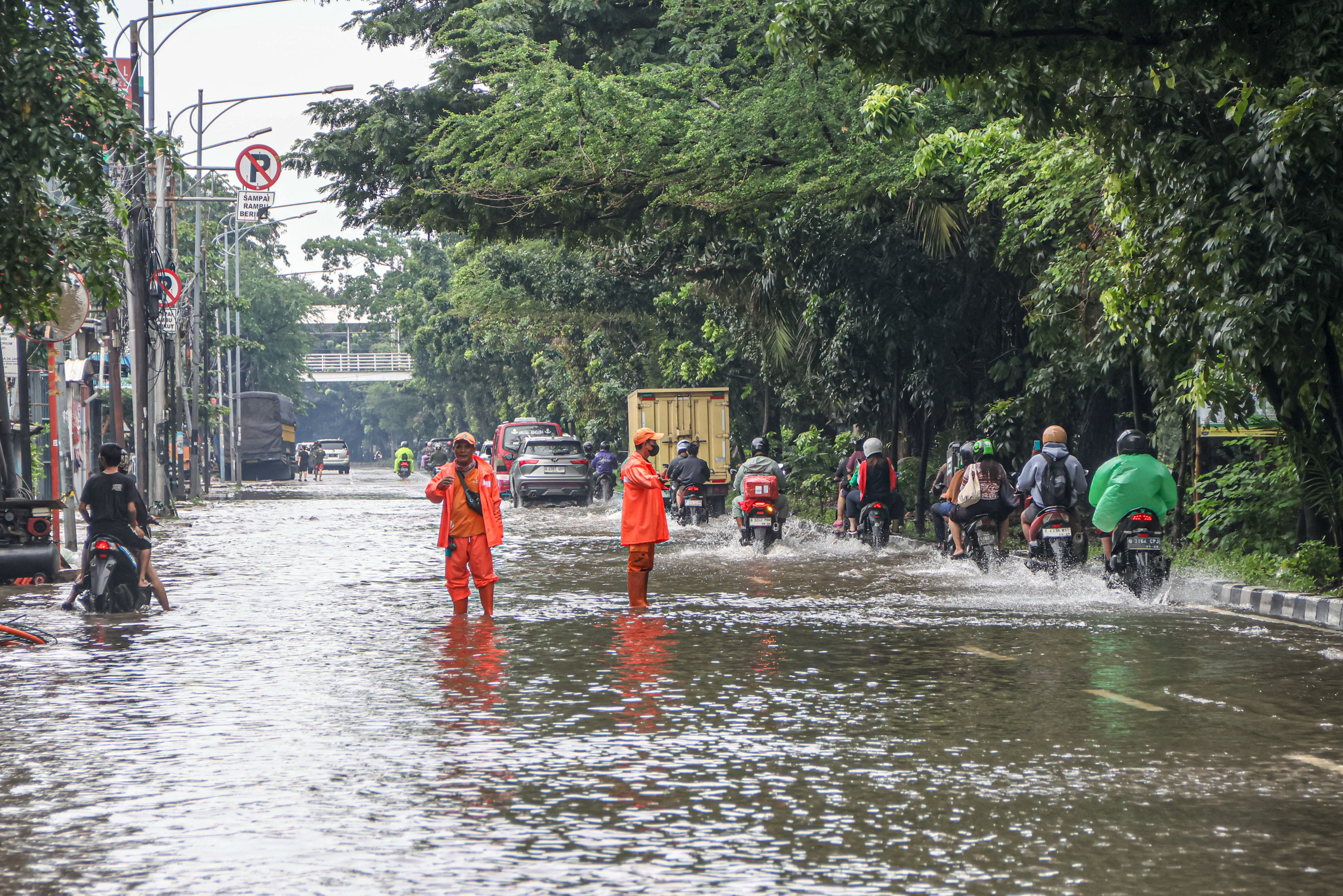 Sejumlah kendaraan melintasi genangan banjir (18/01/2026). (Hanung Hambara/JawaPos)