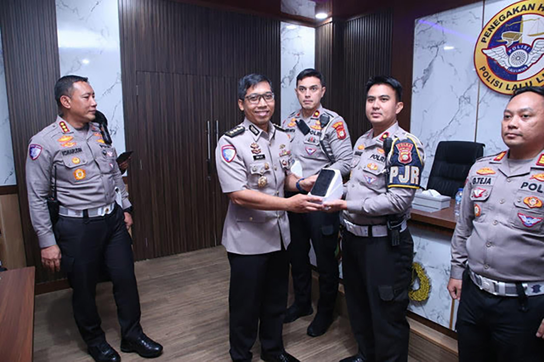 Polda Metro Jaya mulai mengoperasikan 40 unit perangkat ETLE Handheld Presisi untuk penegakan hukum lalu lintas di Jakarta.