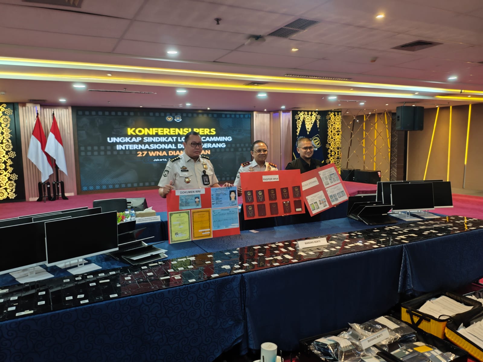 Amankan barang bukti: Plt Direktur Jenderal Imigrasi, Yuldi Yusman (tengah) menunjukan &nbsp;sejumlah barang bukti yang disita salam operasi penangkapan WNA pelaku love scamming.