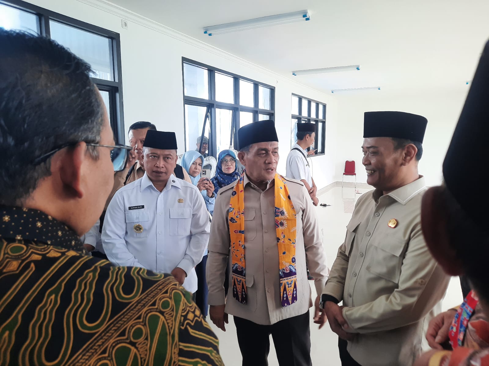Wali Kota Depok Supian Suri (kiri) dan Wakil Menteri Agama Republik Indonesia Romo Muhammad Syafi&rsquo;i (tengah) meresmikan MTs Pancoran Mas. (FOTO: Febry Ferdian/Jawa Pos)